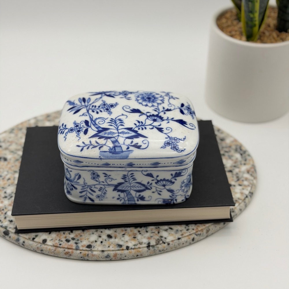 Vtg Petrus Regout Blue Onion Pattern Porcelain Trinket Dresser Box Blue White